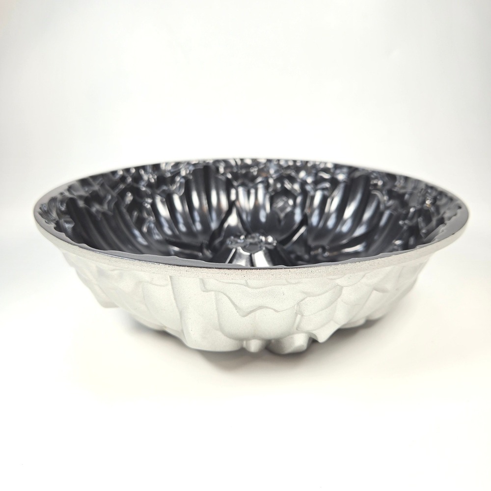 Nordic Ware Poinsettia Bundt Baking 10" Pan Mold Nonstick Made in USA Christmas - Picture 10 of 10